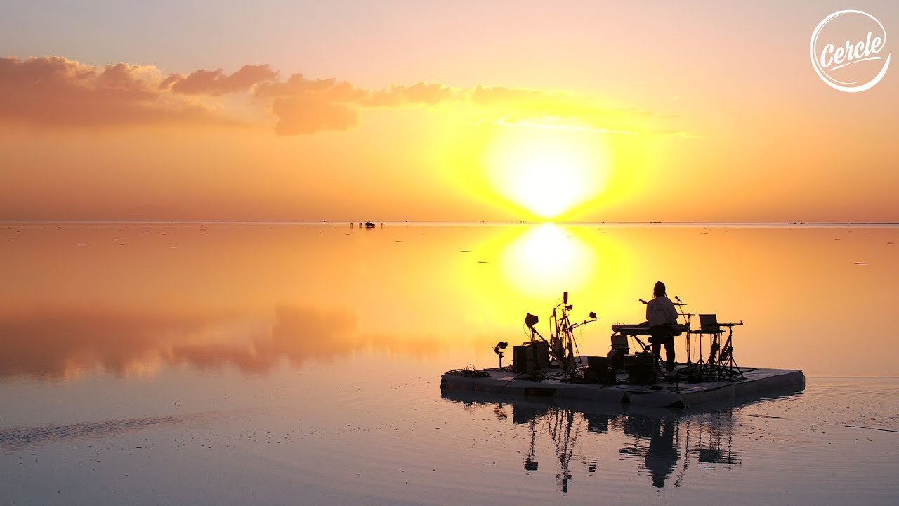FKJ — Cercle en el Salar de Uyuni